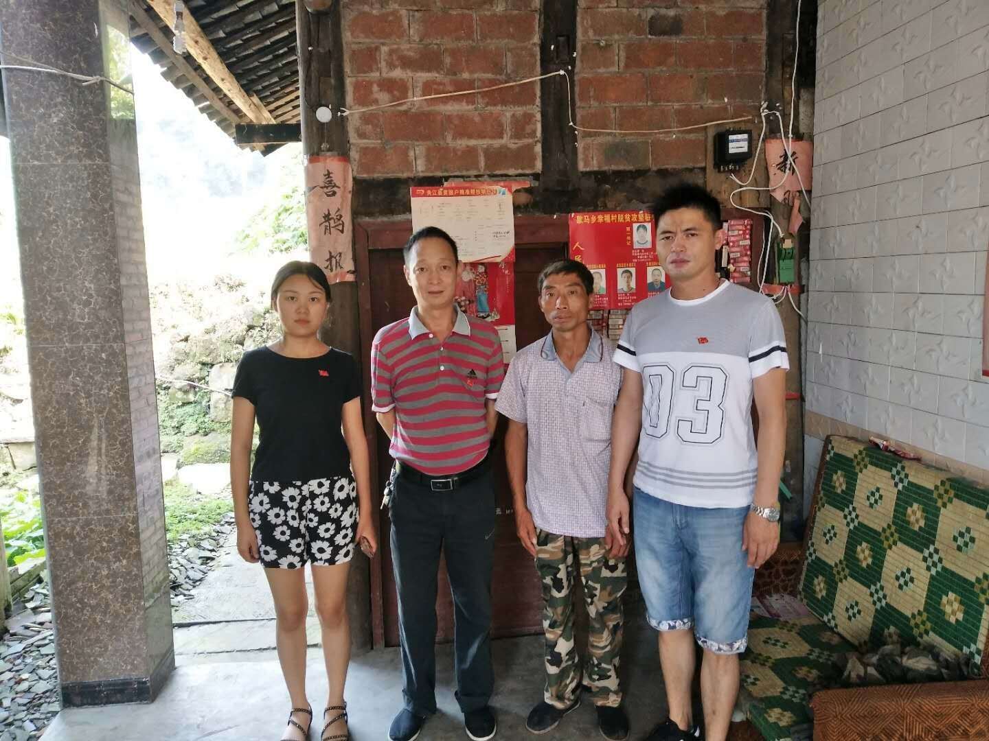 在中秋佳节期间,夹江县歇马中学党员放弃假期休息时间,对歇马乡