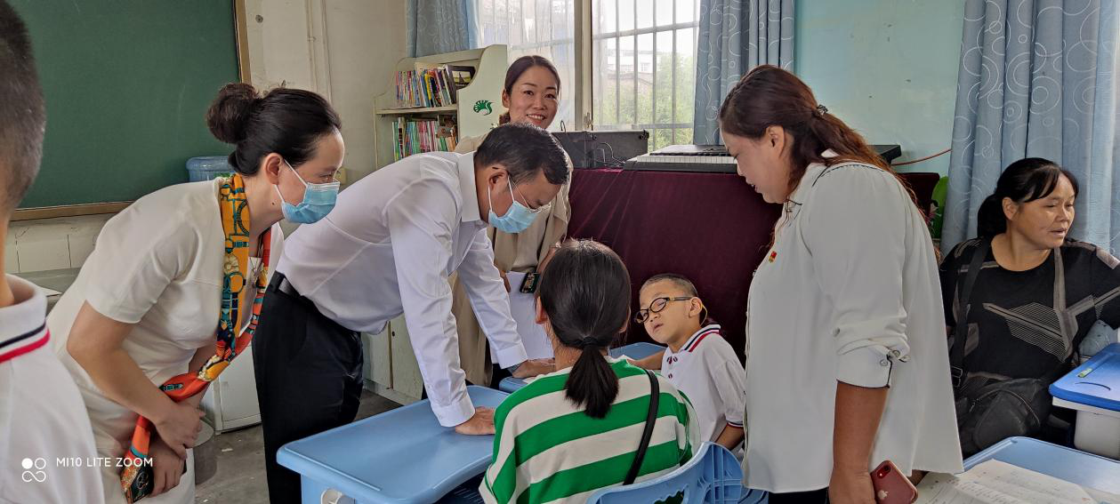 县委书记许天毅一行走进夹江县特殊教育学校,实地调研特殊教育学校的