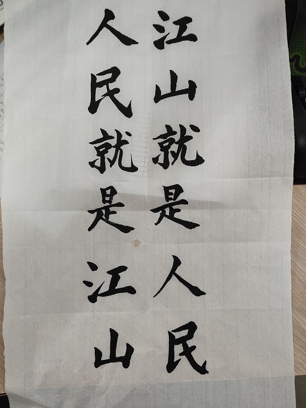 毛笔字老师们全神贯注,精心书写,像竞赛中的学生般全力投入地在小小的
