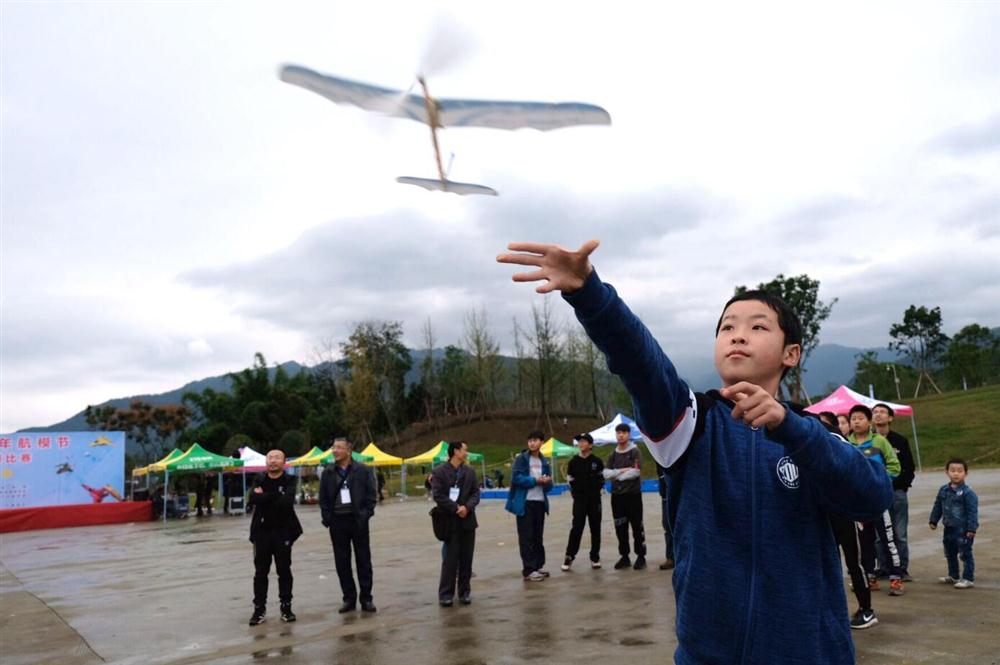 乐山市首届中小学科技节航模比赛圆满结束