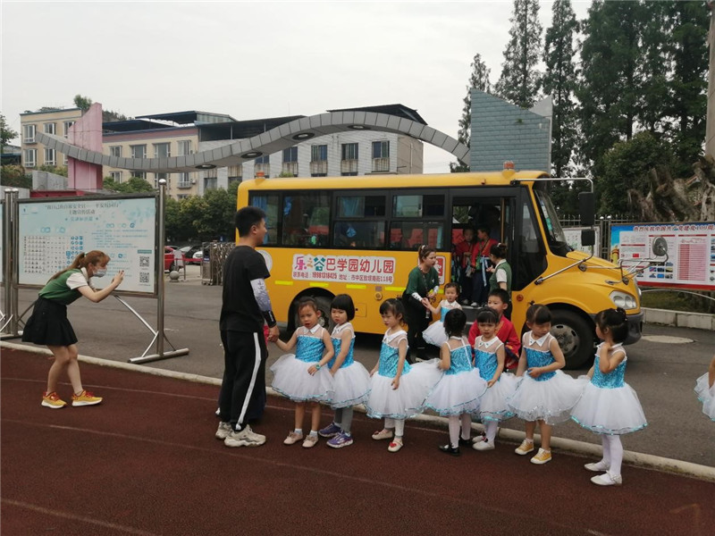 特校樂之谷巴學園幼兒園的老師們,小朋友們首先參觀了學校優美的校園