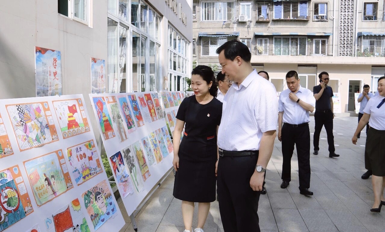 参观画展