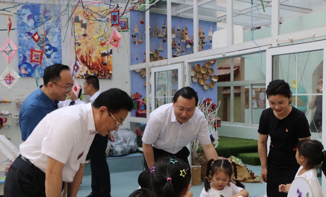 张彤市长走近孩子们