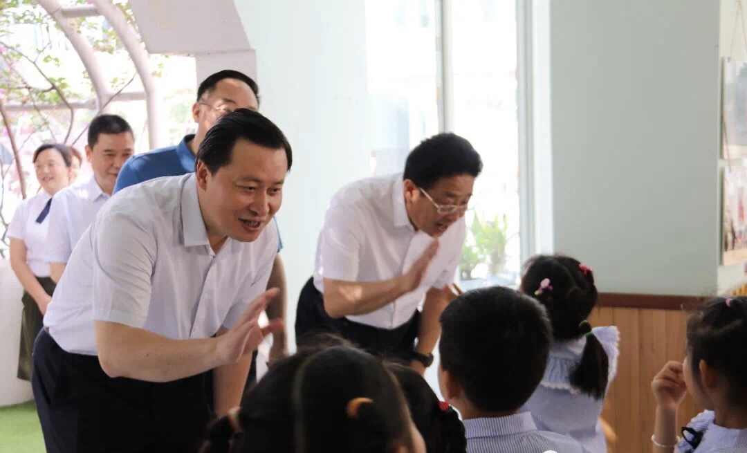 张彤市长与孩子们亲切互动