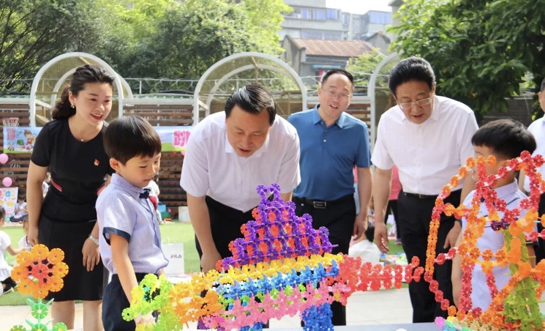 张彤市长一行看到孩子们正在创意搭建