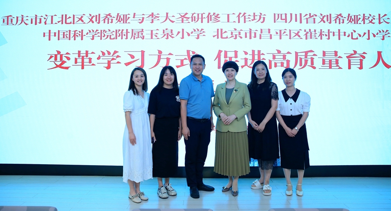 与刘希娅校长合影留念